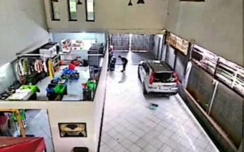 Dijual Cepat Ruko Gandeng Siap huni Jl. Basoka Raya Blok L1, Kembangan, Jakarta Barat